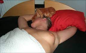 Freundin nackt beim Schlafen fotografiert - Private Nacktfotos