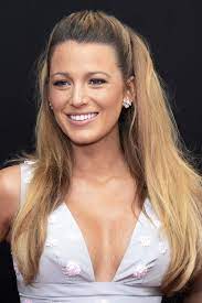 Blake lively took to instagram to show off her cake decorating skills and gained the attention of blake lively opened up about feeling anything but confident after welcoming her and ryan reynolds'. So Teuer Ist Blake Livelys Komplette Pflegeroutine Blake Lively Frisuren Gossip Girl Frisuren Blake Lively Haarfarbe