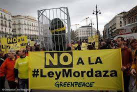Greenpeace protesta contra la Ley Mordaza con una réplica de un león del  Congreso enjaulado | Greenpeace España