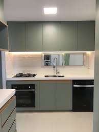 Móvel planejado para cozinha com acabamento em murano e com laca verde. Cozinha Decoracao Cozinha De Apartamento Cozinha Cozinha Apartamento
