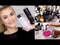 how to clean makeup brushes quick
