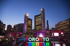 Farklı kültürleri bir arada yaşamak isteyenlerin şehridir. Toronto Canada July 9 2015 The New Toronto Sign In Nathan Phill Immi Canada
