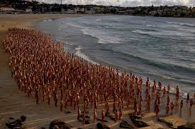Tausende Nackte am Bondi Beach in Sydney