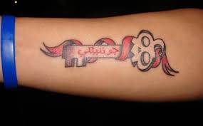Contoh tato ini ada yang versi tangan full dan nama namun tidak membuang kesan simple yang diberikan. 15 Desain Tato Kunci Terbaik Wanita22