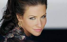 brunette evangeline lilly green eyes