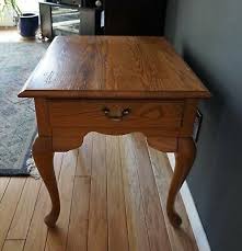 The legs are softly curved with a scrolled apron, and soft paw feet. Broyhill End Table Queen Anne Style Ebay