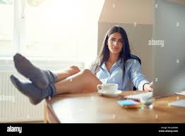 Schöne Frau in nackten Beine und Socken mit Füßen auf Tisch oder  Schreibtisch im Büro zu Hause auf der Grundlage aus Holz Stockfotografie -  Alamy