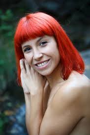 आकर्षक लाल बालों वाली लड़की बिना कपड़ों के प्रकृति में पृष्ठभूमि और मुफ्त  डाउनलोड के लिए चित्र - Pngtree