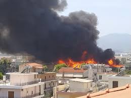 Οριοθετήθηκε η πυρκαγιά στον ασπρόπυργο, η οποία ξέσπασε μετά τα μεσάνυχτα σήμερα πέμπτη κοντά σε βιομηχανική περιοχή και πήρε γρήγορα διαστάσεις. Megalh Fwtia Se Apo8hkh 3yleias Ston Aspropyrgo Diakoph Kykloforias Eikones Binteo Kontranews Gr