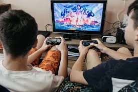 ¡disfruta juegos multijugador en línea! Dos Chicos Jugando Fortnite Juego De Video En Linea Foto De Stock Crushpixel