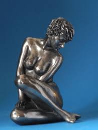 Skulptur weiblicher Akt sitzend - Body Talk - nackte Frau Skulptur