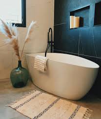 La baignoire est un véritable complément de mobilier qui, dans le mobilier de salle la de bain, peut réellement faire la différence, donnant la touche personnelle que tout le monde recherche. Baignoire Ilot 15 Salles De Bains Pour S Inspirer Kozikaza