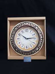 Графичният часовник на стената може да даде на всяко пространство незабавно обновяване на стила. Stenen Chasovnik Queen Regalo