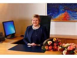 Jobber for et samfunn med muligheter for alle. The New Norwegian Prime Minister Ms Erna Solberg In Her New Office