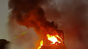 Durante una nueva jornada de manifestaciones en plaza baquedano, un grupo de personas habría prendido fuego a la estatua del general baquedano en plaza italia. 1vupjogvo Bcim