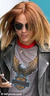 Miley cyrus has tried just about every hair trend under the sun (including some more. Miley Cyrus Brightens Up Her Tresses With New Highlights Daily Mail Online