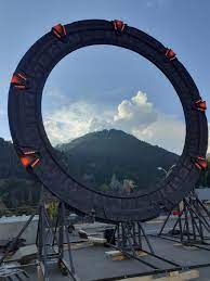 En Savoie, la porte des étoiles de "Stargate" reconstruite par des fans de  technologie