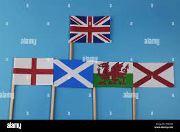 Un drapeau officiel du Royaume-Uni et les drapeaux de ses membres.  L'Écosse, Angleterre, Pays de Galles, l'Irlande du Nord. Tout est sur fond  bleu Photo Stock - Alamy