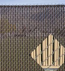 Our pds® vertical fence slats lend privacy and security while also enhancing the appearance of chain link fence systems. Ez Slat 6 Single Wall Chain Link Fence Slats At Menards