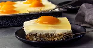 In your skillet with cream (don't turn the burner on yet), add your eggs. Veganer Spiegeleierkuchen Mit Aprikosen Ein Toller Osterkuchen Ve Eat Cook Bake