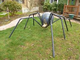 It would make for a great halloween decoration indeed and is something that works both indoors and outside. Diy Giant Spider Prop Made With Pvc Pipes An Exercise Ball Some Bungie Chord And A 2x4 Halloween Outside Halloween Deco Halloween Props