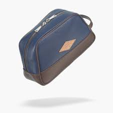 toiletry bag in grained leather navy