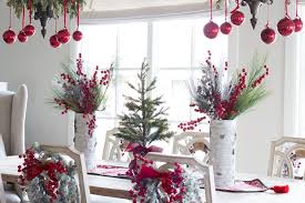 And there are so many different materials that work in their creation! 22 Pretty Christmas Table Decorations And Settings