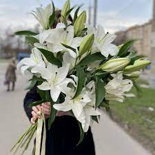 Лилии белые поштучно | доставка по Москве и области