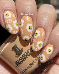 ehmkay nails smiley daisy nail art