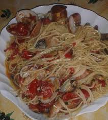 La préparation en sera plus longue et plus complexe mais ces spaghettis aux fruits de mer seront réalisés selon la recette traditionnelle italienne. Spaghettis Aux Fruits De Mer Naples Fantastique Italie