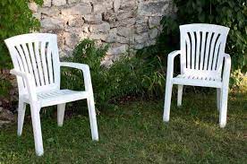 white plastic chairs outdoor