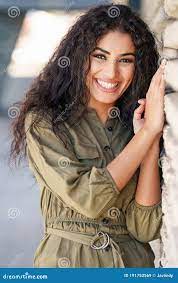 在户外卷发的阿拉伯美女库存图片. 图片包括有一个, 快乐, 发型, 现代, 纵向, 头发, 笑声- 191753569