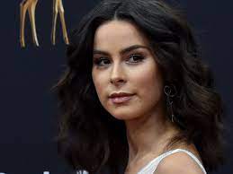 Lena meyer landrut was born on born 23 may, in the year, 1991 and she is a very famous german singer and also a songwriter. Das Baby Ist Da Lena Und Mark Sind Eltern Stars Vol At