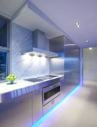 Led осветление за кухня под шкафове със сензор за движение, което се включва когато прекарате ръка под сензора и се изключва при повторно прокарване на ръка. Kak Da Izberem Osvetlenie Pod Kuhnenski Modul Lampite