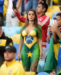 The naked Brazilian in the stands of the World Cup, who drove the fans  crazy (Pics)