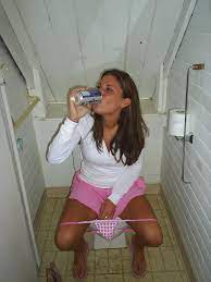 飲み過ぎた酔っぱらい外国人がトイレを占領中のエロ画像 - 性癖エロ画像 センギリ