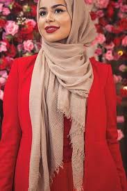 Corak merah tua ini identik dengan pilihan warna orang tua namun jika anda model gamis batik kombinasi polos terbaru 2020. 10 Warna Hijab Yang Cocok Untuk Baju Merah Yang Standout