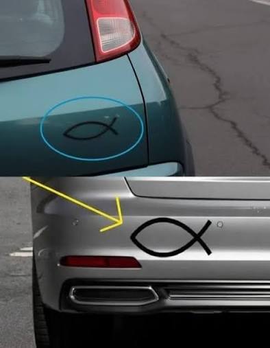 Không phải ai cũng biết symbol này. Trên những con đường đông đúc, giữa ánh đèn phanh đỏ và dòng xe nối dài, đôi khi xuất hiện một hình cá nhỏ gắn