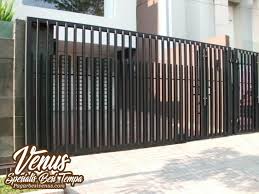 Pagar besi minimalis secara garis besar pagar memiliki dua fungsi utama dalam eksterior rumah anda yaitu fungsi keamanan dan dekorasi. Venus Jasa Pembuatan Pagar Besi Rumah Minimalis