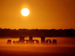 Amateur snapper captures stunning photo of Stonehenge shrouded in morning  mist - Mirror Online