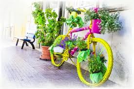Charmante straat decoratie - oude fiets met bloemen — Stockfoto © Maugli  #183293696