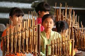 Ciri khas utama musik daerah yaitu menggunakan bahasa daerah setempat. Pengertian Musik Tradisional Ciri Fungsi Dan Contohnya Haipedia Com
