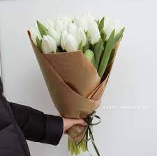 Купить 23 тюльпана в крафт бумаге с доставкой в Краснодаре | Vanilla