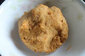 Resepi kuih keria 1 kilo ubi keledek 1 1/2 tepung gandum 1 sudu teh garam sedikit pewarna kuning untuk sira 3/4 cawan gula. Kuih Keria Azie Kitchen