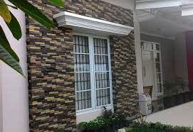 Teras rumah bukan hanya sekedar untuk mempercantik eksterior, tetapi juga melindungi area depan rumah, seperti pintu dan jendela dari sinar matahari maupun hujan. Ide 25 Motif Keramik Pilar Teras