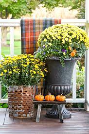 outdoor small space fall decorating