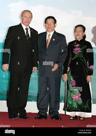 Russian President Vladimir Putin and Vietnamese President Nguyen Minh Triet  with wife left to right at the National Congress Stock Photo - Alamy