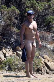 オーランド・ブルーム、イタリアのビーチでセミハードチンポと裸になる - Fit Naked Guys