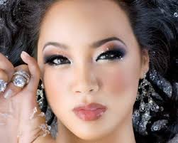 dramatic makeup look by an asian bride