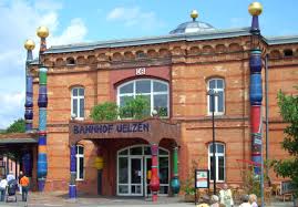 Der bahnhof uelzen ist ein kreuzungsbahnhof in uelzen am ostrand der lüneburger heide im nordosten niedersachsens. Datei Hundertwasserbahnhof Uelzen Jpg Wikipedia